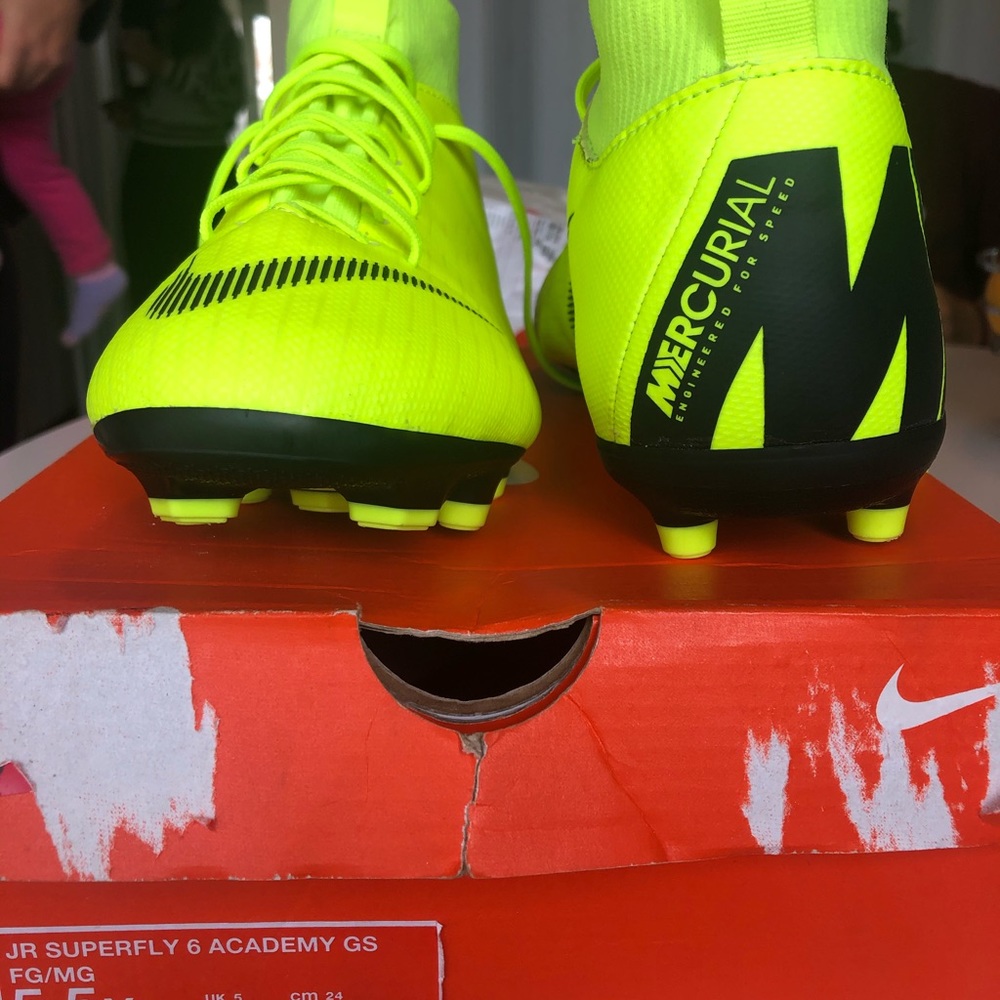 JR 5.5 Y  boys New  soccer shoes 👟